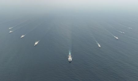 (miniature) Photo aérienne prise par un drone de la flotte 3502 de la Garde côtière chinoise menant un entraînement de formation dans les eaux adjacentes de Huangyan Dao de la Chine