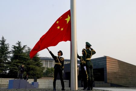 (miniature) Une cérémonie de levée du drapeau national chinois a lieu au Mémorial des victimes du massacre de Nanjing par les envahisseurs japonais à Nanjing