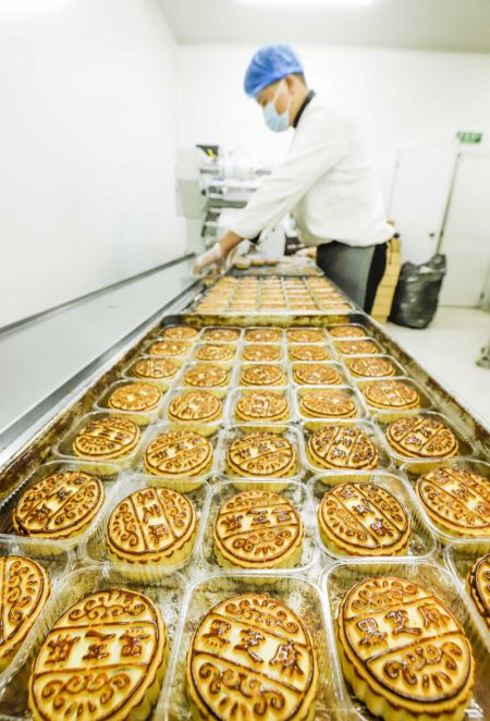 (miniature) Un employé prépare des gâteaux de lune dans un atelier d'une entreprise alimentaire du district de Yutian de la ville de Tangshan