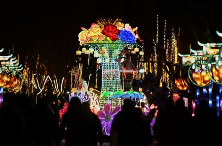 (miniature) Des gens visitent un spectacle de lanternes pour célébrer la prochaine fête du Printemps à Qinhuangdao