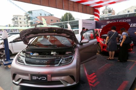 (miniature) Photo prise le 2 mars 2023 montrant des voitures électriques BYD au salon automobile Pannita à Yangon