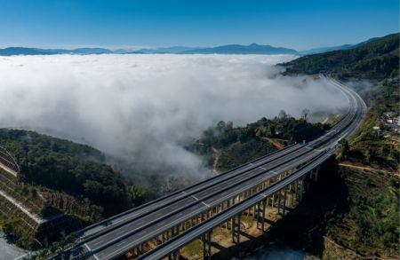 (miniature) Photo aérienne prise le 8 décembre 2022 d'une autoroute enveloppée par une mer de nuages à Lincang