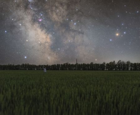 (miniature) Le ciel étoilé au-dessus d'une rizière dans le village de Changxing de la ville de Fujin