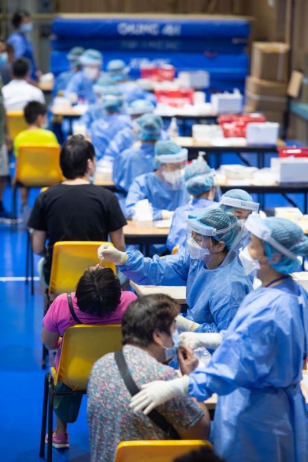 (miniature) Des professionnels médicaux effectuent des prélèvements nasaux sur des habitants pour le test d'acide nucléique à Macao