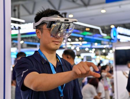 (miniature) Un visiteur essaie des lunettes de réalité virtuelle lors du Salon international de l'optoélectronique de Changchun 2024 à Changchun