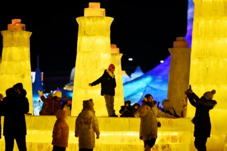 (miniature) Des gens s'amusent dans le Monde de glace et de neige de Harbin