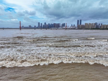 (miniature) Photo aérienne de vagues causées par le mascaret du fleuve Qiantang