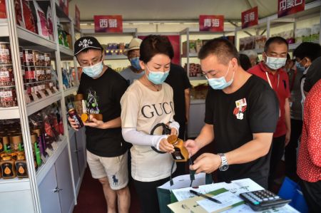 (miniature) Des clients ach&egrave;tent des sp&eacute;cialit&eacute;s locales lors d'une animation &agrave; Beijing