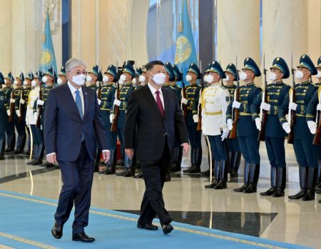 (miniature) Le président chinois Xi Jinping participe à une cérémonie de bienvenue organisée par le président kazakh Kassym-Jomart Tokaïev au palais présidentiel Ak Orda à Noursoultan