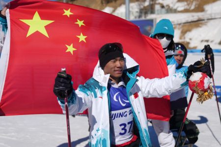 (miniature) Liu Zixu célèbre la victoire après l'épreuve paralympique de biathlon hommes en sprint assis des Jeux paralympiques d'hiver de Beijing 2022