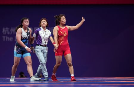 (miniature) La Chinoise Wang Juan (à droite) salue les spectateurs après avoir battu Chang Hui Tsz