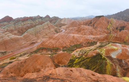 (miniature) Le site touristique de Qicai Danxia sous la pluie