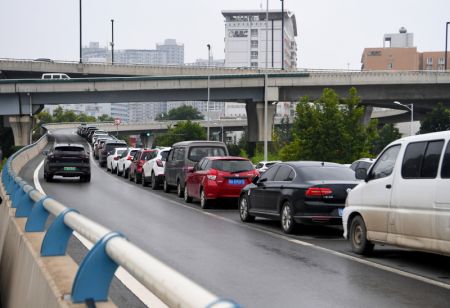 (miniature) Des gens garent leurs véhicules sur une route à Zhengzhou