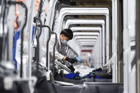 (miniature) Des ouvriers travaillent dans une usine intelligente de camions FAW Jiefang J7