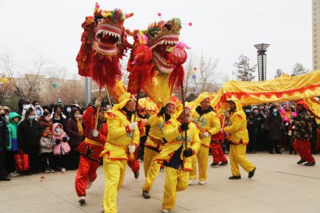 (miniature) Des personnes exécutent une danse du dragon pour célébrer la fête des lanternes à venir dans l'arrondissement d'Anding de la ville de Dingxi