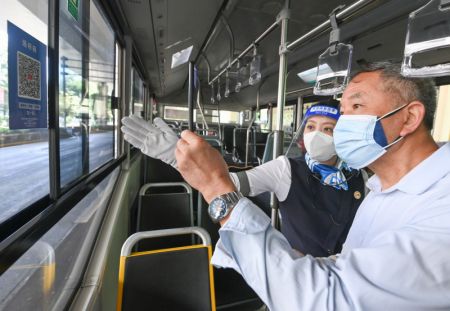 (miniature) Un passager scanne un code QR dans un bus à Shanghai