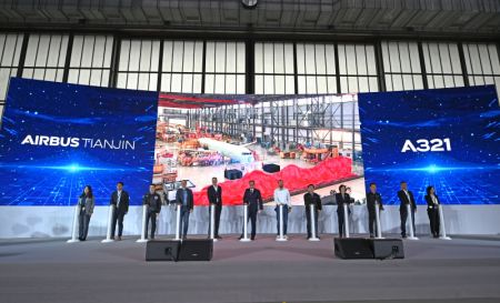 (miniature) Cérémonie marquant le lancement du projet d'avions A321 à l'usine Airbus de Tianjin
