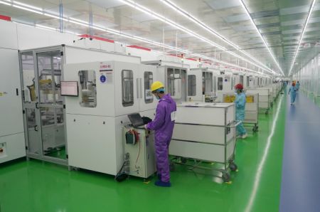 (miniature) Des ouvriers travaillent dans un atelier de LONGi Solar Technology (Xixian New Area) Co