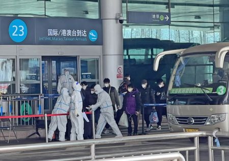 (miniature) Des citoyens chinois évacués d'Ukraine arrivent à l'Aéroport international Zhoushuizi de Dalian