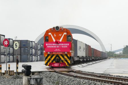 (miniature) Un train chargé de batteries au lithium part d'une gare à Chongqing