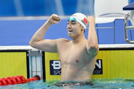 (miniature) Le Chinois Wang Gukailai célèbre après la finale du 50m dos masculin aux 19es Jeux asiatiques