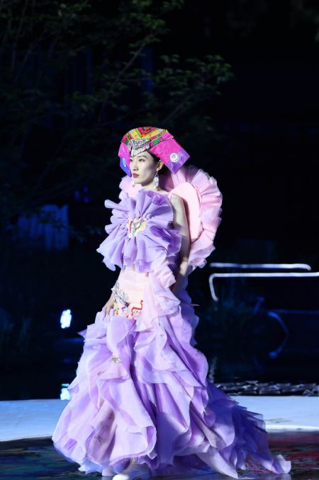 (miniature) Un mannequin pr&eacute;sente une cr&eacute;ation lors d'un salon du design sur le style indig&egrave;ne dans le village ethnique d'Eshan du district de Tonglu