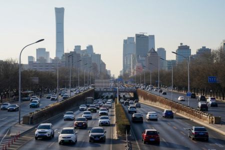 (miniature) Des véhicules circulent sur le troisième périphérique est aux heures de pointe du matin dans l'arrondissement de Chaoyang