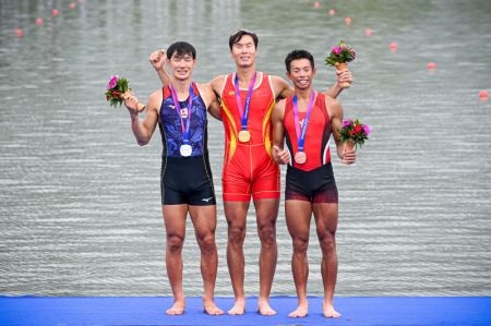 (miniature) Le médaillé d'or chinois Zhang Liang (au centre)