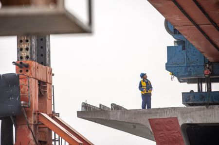 (miniature) Un ouvrier sur le chantier du grand pont de Louwan du chemin de fer à grande vitesse Chongqing-Kunming