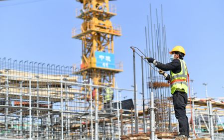 (miniature) Un ouvrier travaille dans un chantier dans la Nouvelle Zone de Xixian