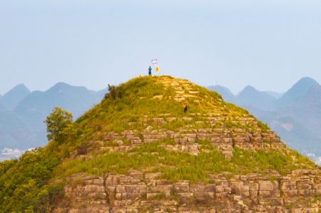 (miniature) Un touriste au sommet d'une colline en forme de pyramide dans le district d'Anlong de la province du Guizhou