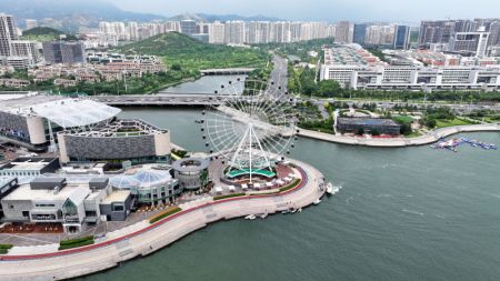 (miniature) Photo prise par un drone d'un chemin le long de la côte de la ville de Qingdao