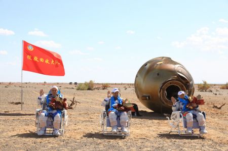 (miniature) Les astronautes Nie Haisheng (au centre)