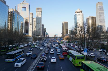 (miniature) Des véhicules circulent sur la route Jianguo aux heures de pointe du matin dans l'arrondissement de Chaoyang