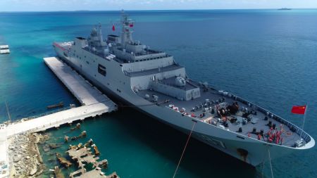 (miniature) Photo aérienne d'une flottille de la marine de l'Armée populaire de libération (APL) transportant des fournitures de secours arrivant à Nuku'alofa