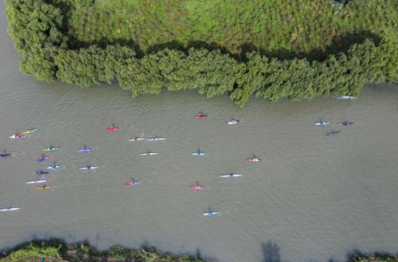 (miniature) Photo aérienne de participants à un marathon de canoë dans le Parc national de zones humides de Baitahu