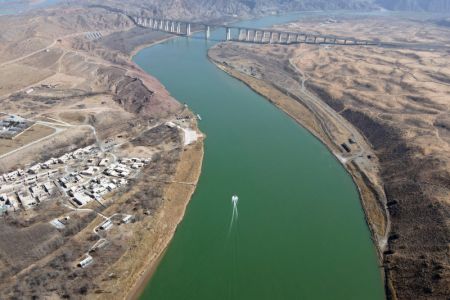 (miniature) Photo aérienne prise le 3 mars 2021 montrant une section du fleuve Jaune dans la région autonome Hui du Ningxia