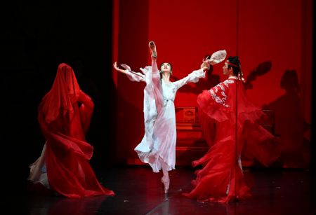 (miniature) Des danseurs du Ballet national de Chine lors d'une représentation du ballet Le Rêve dans le pavillon rouge au Théâtre Tianqiao de Beijing