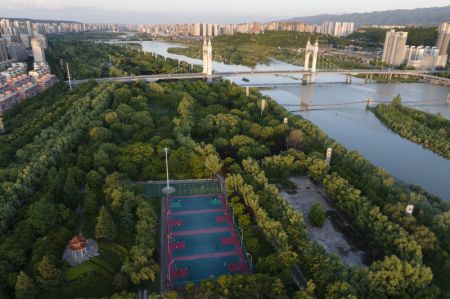 (miniature) Photo aérienne prise par un drone montrant une zone de sport