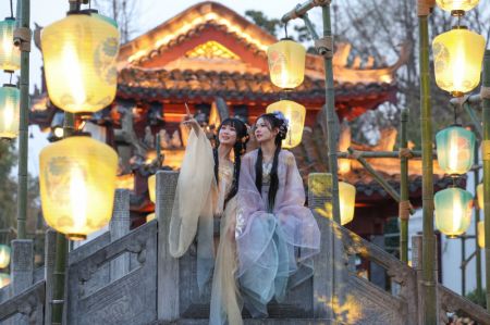 (miniature) Des touristes portant des costumes traditionnels visitent une zone pittoresque