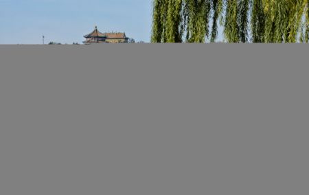 (miniature) Des touristes admirent le paysage d'automne au Palais d'été à Beijing