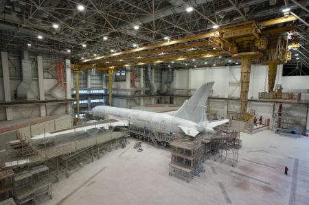 (miniature) Des techniciens de HNA Technic enlevant la peinture d'origine d'un avion entrant à la base de maintenance aéronautique du Port de libre-échange de Hainan à Haikou