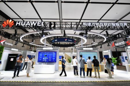 (miniature) Le stand de Huawei lors de la Conférence mondiale sur l'informatique 2023 à Changsha