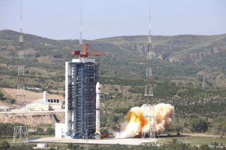 (miniature) Une fusée porteuse Longue Marche-4C transportant le satellite Gaofen-5 02 décolle du Centre de lancement de satellites de Taiyuan