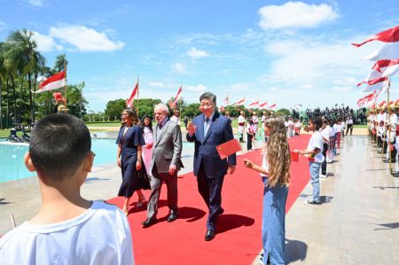 (miniature) Le président brésilien Luiz Inacio Lula da Silva et son épouse Rosangela da Silva accueillent chaleureusement le président chinois Xi Jinping et organisent une grande cérémonie de bienvenue pour lui