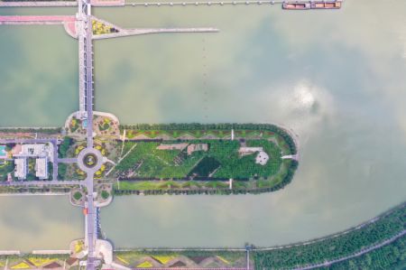 (miniature) Vue aérienne d'une station de pompage du projet d'adduction d'eau sud-nord à Sihong