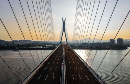 (miniature) Une photo aérienne prise par un drone le 21 novembre 2024 montrant une vue du super pont de Fulong Xijiang à Foshan