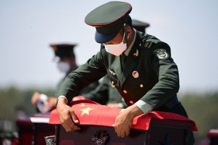(miniature) Un soldat couvre un cercueil contenant les dépouilles d'un martyr des Volontaires du peuple chinois (VPC) avec un drapeau national