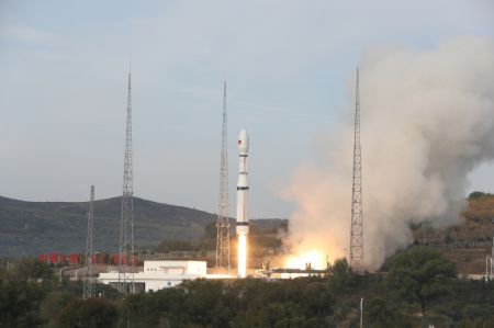 (miniature) Une fusée porteuse Longue Marche-6 transportant trois satellites décolle depuis le centre de lancement de satellites de Taiyuan