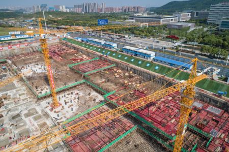 (miniature) Des ouvriers sur le chantier du complexe immobilier de Joy City à Wuhan